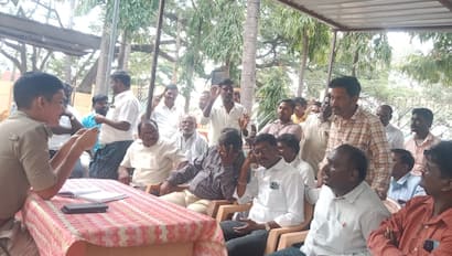 ಫೋಟೋ 8ಪಿವಿಡಿ2ತಾಲೂಕಿನ ಸಿಂಗರೆಡ್ಡಿಹಳ್ಳಿಯ ದಲಿತ ಮಹಿಳೆ ಮೇಲೆ ನಡೆದ ದೌರ್ಜನ್ಯ ಪ್ರಕರಣ ಸಂಬಂಧ ಆರೋಪಿಗಳ ಬಂಧನ ವಿಳಂಬ ವಿರೋಧಿಸಿ,ವೈ.ಎನ್‌.ಹೊಸಕೋಟೆ ಠಾಣೆ ಪಿಎಸ್‌ಐ ಜತೆ ಚರ್ಚಿಸಿದ ದಲಿತ ಸಂಘಟನೆಯ ಮುಖಂಡರು. | Kannada Prabha